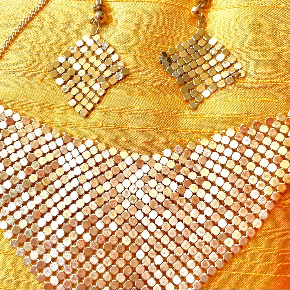 Mesh necklace with earrings.
